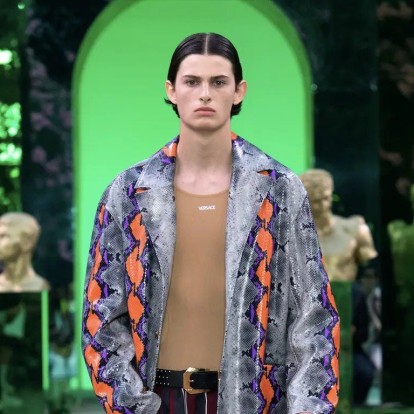 Behind the Scenes: Δείτε backstage πλάνα από το men's show του οίκου Versace