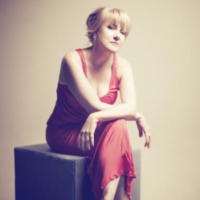 Η ﻿τραγουδίστρια Έλλη Πασπαλά μάς ξεναγεί στα μουσικά μονοπάτια της ζωής της