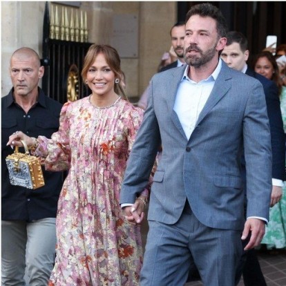 Τα 4 στιλ φορεμάτων της J.Lo από τα looks της στο Παρίσι 