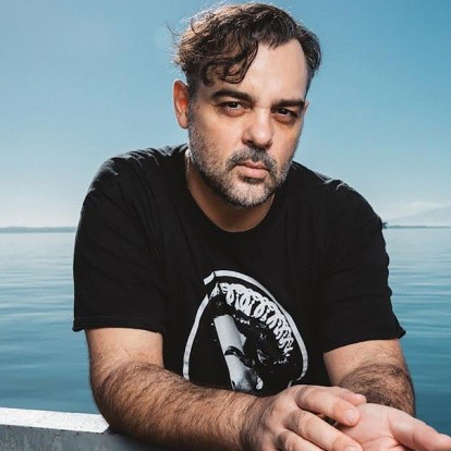 Αργύρης Ξάφης: Πώς ο δημιουργός πίσω από τον Αίαντα του Σοφοκλή οδηγήθηκε στη σκηνοθεσία της εμβληματικής παράστασης