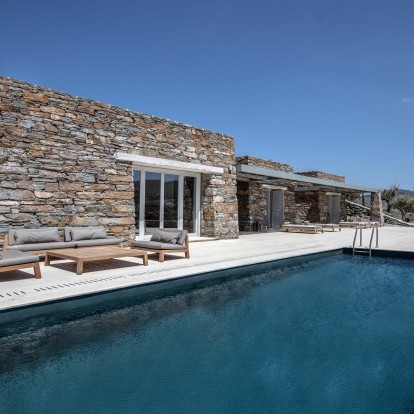 Τρεις πέτρινες κατοικίες στην Κέα συνθέτουν τον ορισμό του ελληνικού καλοκαιριού