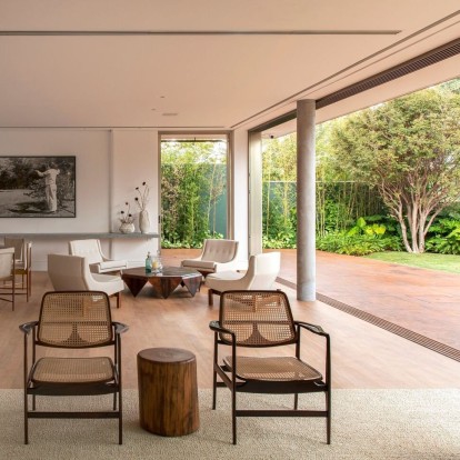 Μια κατοικία «βυθισμένη» στο πράσινο υμνεί το slow living