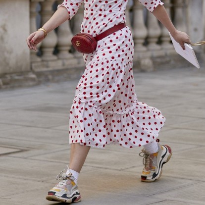 Dress & Sneakers: Οι συνδυασμοί που θα σας προσφέρουν τα πιο fashionable summer looks 