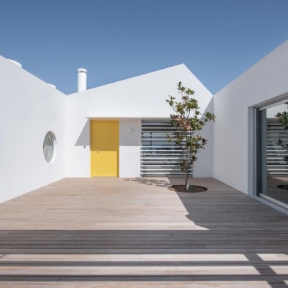 Μια καλοκαιρινή κατοικία στη βόρεια Πελοπόννησο που «αγγίζει» το όνειρο