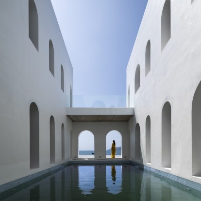 Δείτε σε ποιο μέρος του κόσμου βρίσκεται μια βίλα εμπνευσμένη από τη Σαντορίνη 