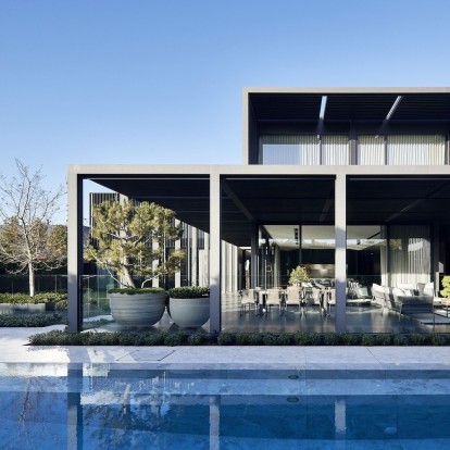 Μια μοντέρνα κατοικία στη Μελβούρνη ξεχωρίζει για το εκπληκτικό outdoor σκηνικό της