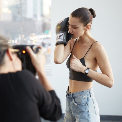 Δείτε το πρώτο ρολόι που σχεδίασε η Bella Hadid για την Tag Heuer 