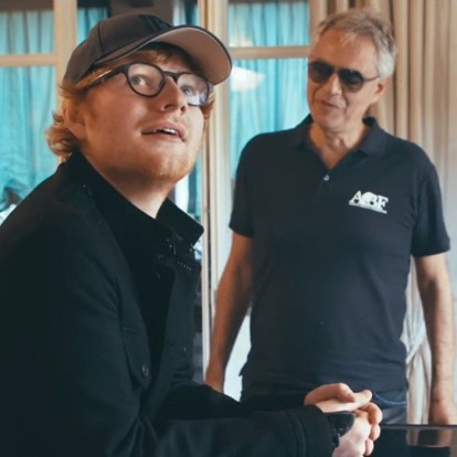 Ο Ed Sheeran τραγουδά με τον Andrea Bocelli