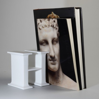 Το design εμπνέεται από την τυπογραφία και το ελληνικό αλφάβητο 