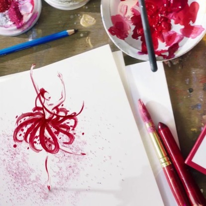 Η Kendall Jenner εντυπωσιάζει ως μια κατακόκκινη Shadow Dancer 