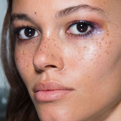 Glitter eyes: Διακριτικοί τρόποι να φορέσετε το πιο λαμπερό eye look 