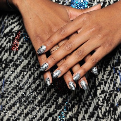 10 glitter βερνίκια νυχιών που θα αναδείξουν κάθε holiday look 