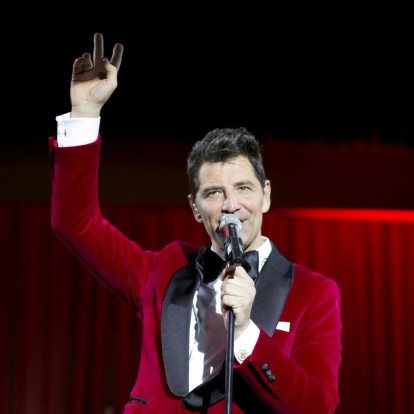 Ο Σάκης Ρουβάς και η Apivita στο ωραιότερο χριστουγεννιάτικο πάρτι για το Όραμα Ελπίδας 