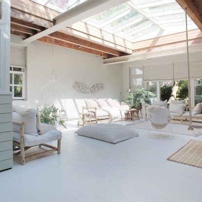 Ένα garage στο Amsterdam μετατρέπεται σε μια υπέροχη κατοικία 