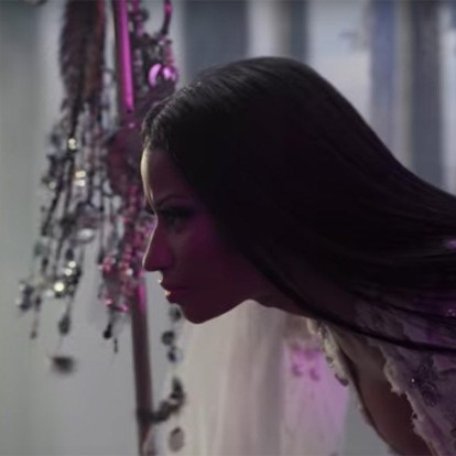 Η Nicki Minaj σε ρόλο χριστουγεννιάτικης νεράιδας 