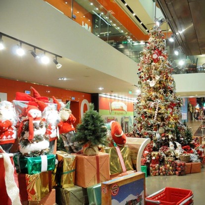 Christmas time: Η ιστορική Στοά Χιρς ντύνεται στα χρώματα των Χριστουγέννων 