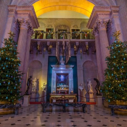 Ο χριστουγεννιάτικος στολισμός των εμβληματικών κάστρων της Αγγλίας