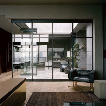 Ένα λονδρέζικο penthouse σε δραματικούς γκρίζους τόνους 