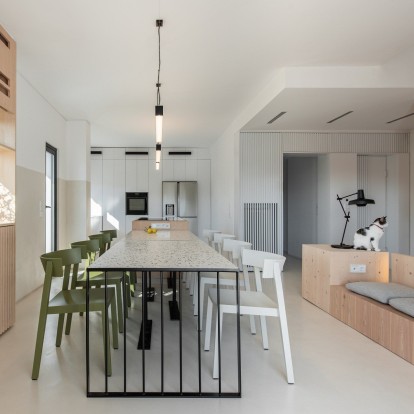 Μια μινιμαλιστική κατοικία στα νότια προάστια της Αθήνας είναι υπόδειγμα μοντερνισμού