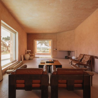 Μια κατοικία στην Πορτογαλία μοιάζει βγαλμένη από την έρημο χάρη στις αποχρώσεις της