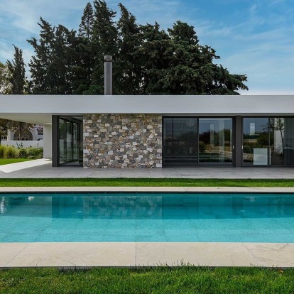 Μια άκρως μοντέρνα κατοικία στην Κω δίνει άλλη διάσταση στο καλοκαίρι 