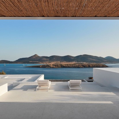 Μια μινιμαλιστική κατοικία στην Αντίπαρο γίνεται «ένα» με την ασύλληπτη γοητεία του τόπου