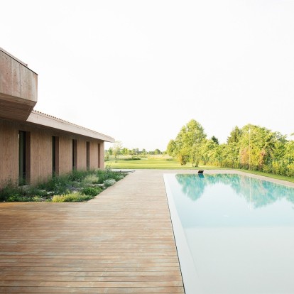 Ένα καλοκαιρινό καταφύγιο στην Ιταλία «υποκλίνεται» στον μινιμαλισμό