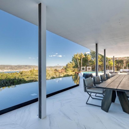 Μια βίλα στην Ibiza αποτελεί υπόδειγμα υψηλής αισθητικής κι εντυπωσιάζει με «ψευδαισθήσεις» στη διακόσμηση 