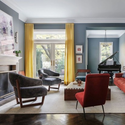 Ένα σπίτι σε μια ιστορική γειτονιά του Manhattan συνδυάζει υπέροχα τις ψυχρές με τις γήινες αποχρώσεις