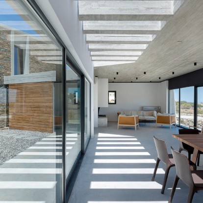 Ανάμεσα στους βράχους, μια κατοικία στην Τήνο ανατρέπει ό,τι έχετε δει μέχρι σήμερα 