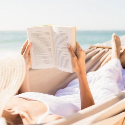 Book Lovers: 8 μοναδικές προτάσεις για τις διακοπές σας
