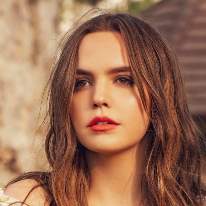 Η πρωταγωνίστρια του "Pretty Little Liars", Bailee Madison, αποκαλύπτει τη βραδινή skincare ρουτίνα της