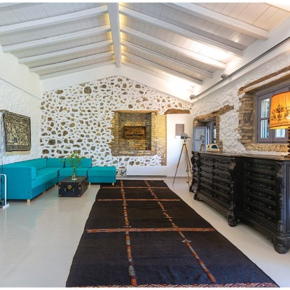 Η Χριστίνα Μαρτίνη των Ancient Greek Sandals μάς υποδέχεται στο προσωπικό της ορμητήριο στην Κέρκυρα