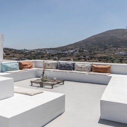 Πώς μια παραδοσιακή κατοικία στην Τήνο μετατράπηκε σ' ένα μοντέρνο περιβάλλον