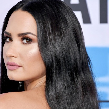 Η Demi Lovato δοκιμάζεται σ' ένα διασκεδαστικό song game