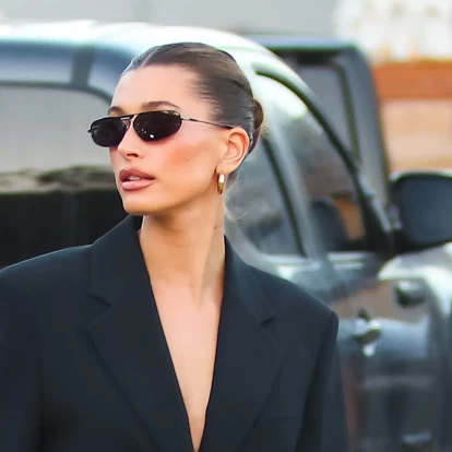 Copy the Look: Υιοθετήστε τα πιο stylish σύνολα του απόλυτου fashion icon, Hailey Bieber 