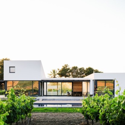 Μια minimal κατοικία ανάμεσα στους αμπελώνες της Ιταλίας γίνεται υπόδειγμα σύγχρονου design