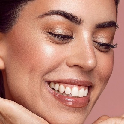 Η Κλαίρη Δημοπούλου δημιουργεί το απόλυτο bronze summer glow makeup