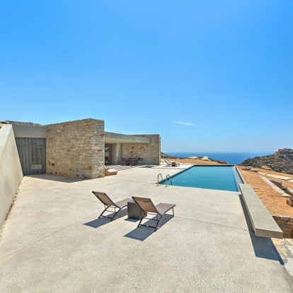 Μια βίλα στην Ίο εκμοντερνίζει το κυκλαδίτικο design και «γιορτάζει» τη μαγεία του καλοκαιριού