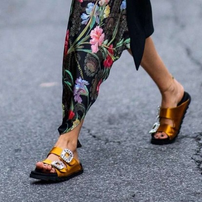 Slide sandals: Οι πιο άνετες και στιλάτες επιλογές, κατάλληλες για all-day looks