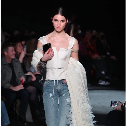 Πώς θα φορέσετε το denim trouser το φθινόπωρο σύμφωνα με τις πασαρέλες