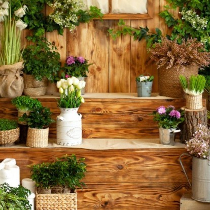 Η καλλιτέχνης Tess Newall μάς δείχνει πώς να δώσουμε και πάλι «ζωή» στα έπιπλα για το μπαλκόνι και τον κήπο μας