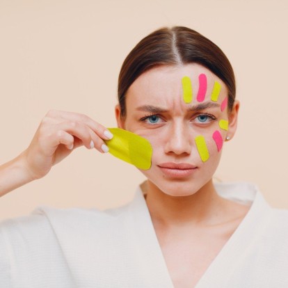 Face taping: Τελικά μπορεί αυτή η viral τεχνική να μειώσει τις ρυτίδες; 