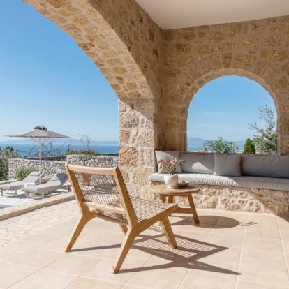 Ένα συγκρότημα πέτρινων κατοικιών στη Μάνη αναδεικνύει την ασύλληπτη ομορφιά του τόπου