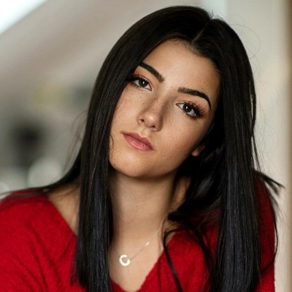 Η Αμερικανίδα ﻿χορεύτρια, Charli D’Amelio, αποκαλύπτει την beauty routine της, ιδανική για επιδερμίδες με ακμή