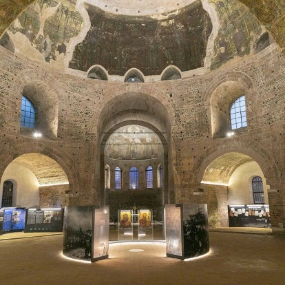 Ζώντας μέσα στη Ροτόντα: Μία νέα έκθεση παρουσιάζει την προσωρινή στέγη των προσφύγων της Μικράς Ασίας