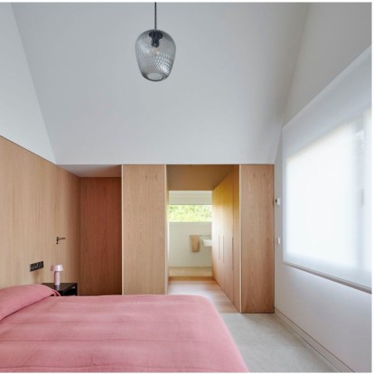 Less is More: Μια φωτεινή κατοικία στην Ισπανία «αγκαλιάζει» τον μινιμαλισμό