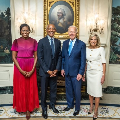 Barack & Michelle Obama: Αποκαλύφθηκαν τα πορτρέτα τους στον Λευκό Οίκο