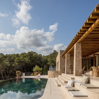 To Can Brut είναι μια μοναδική κατοικία στην Ibiza που αναδεικνύει την υψηλή αισθητική 