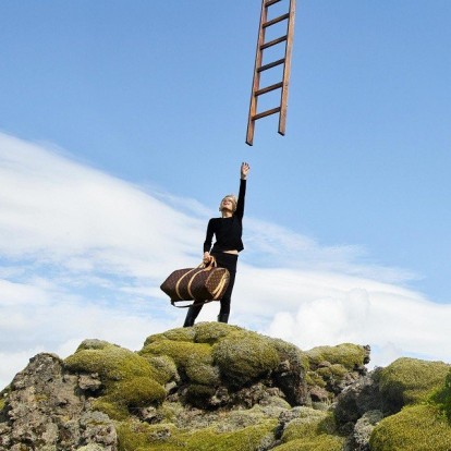 Η νέα travel campaign του οίκου Louis Vuitton είναι βγαλμένη από έναν σουρεαλιστικό κόσμο